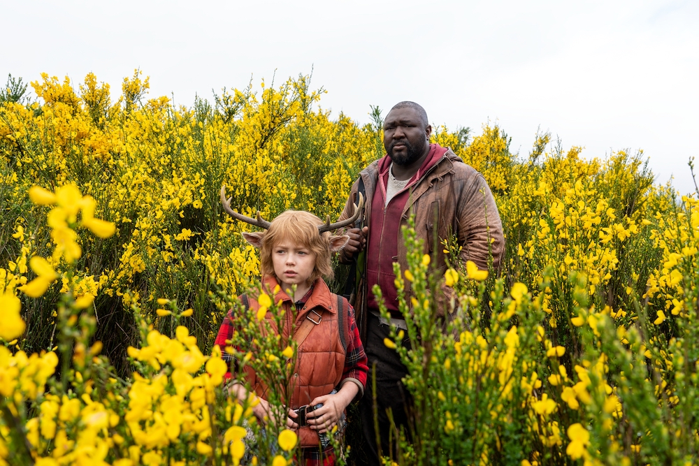 SWEET TOOT (L à R) CHRISTIAN CONVERY en tant que GUS et NONSO ANOZIE en tant que TOMMY JEPPERD dans l'épisode 102 SWEET TOOTH Cr. KIRSTY GRIFFIN / NETFLIX © 2021