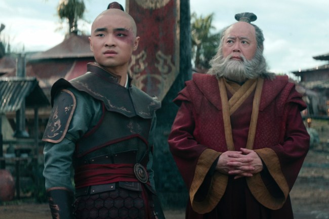 Un adolescent en armure rouge et noire à côté d'un homme plus âgé en robe rouge ; Zuko et Iroh sur Netflix Live "Avatar : le dernier maître de l'air"