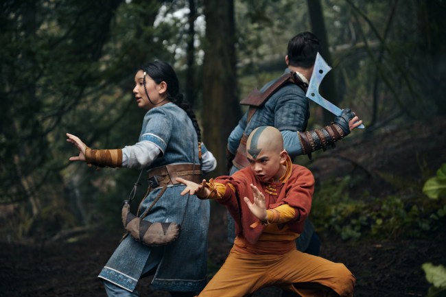 Avatar : le dernier maître de l'air. (De gauche à droite) Kiawentiio dans le rôle de Katara, Gordon Cormier dans le rôle d'Aang, Ian Ousley dans le rôle de Sokka dans Avatar : Le dernier maître de l'air Saison 1. Cr. © 2023 Robert Falconer / Netflix
