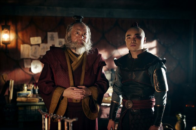 Avatar : le dernier maître de l'air. (De gauche à droite) Paul Sun-Hyung dans le rôle de Lee Iroh, Dallas Liu dans le rôle du prince Zuko dans Avatar : Le dernier maître de l'air Saison 1. Cr. © 2024 Robert Falconer / Netflix