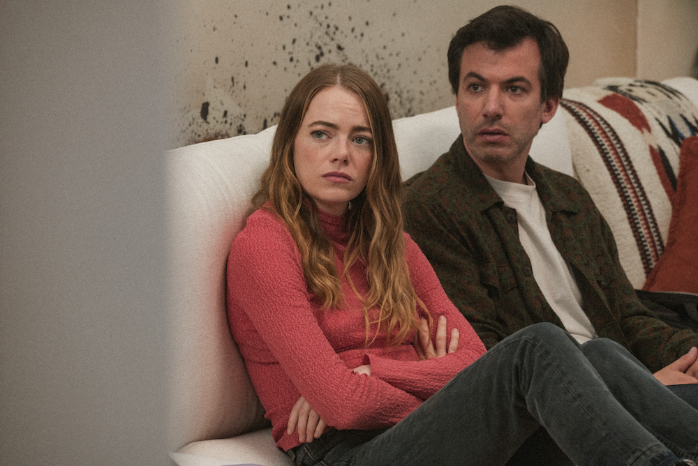 De gauche à droite : Emma Stone dans le rôle de Whitney et Nathan Fielder dans le rôle d'Asher dans The Curse, épisode 3, saison 1, diffusé sur Paramount+ avec SHOWTIME, 2023. Photo de Richard Foreman Jr./A24/Paramount+ avec SHOWTIME.