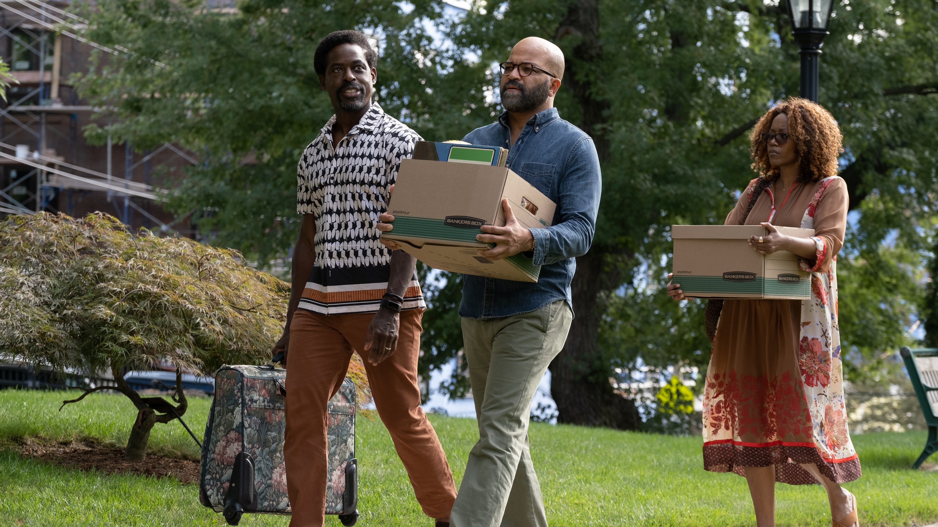 F_01952_R Sterling K. Brown dans le rôle de Cliff Ellison et Jeffrey Wright dans le rôle de Thelonious "Moine" Ellison et Erika Alexander dans le rôle de Coraline dans AMERICAN FICTION Une sortie d'Orion Pictures écrite/réalisée par Cord Jefferson Crédit photo : Claire Folger © 2023 Orion Releasing LLC.  Tous droits réservés.