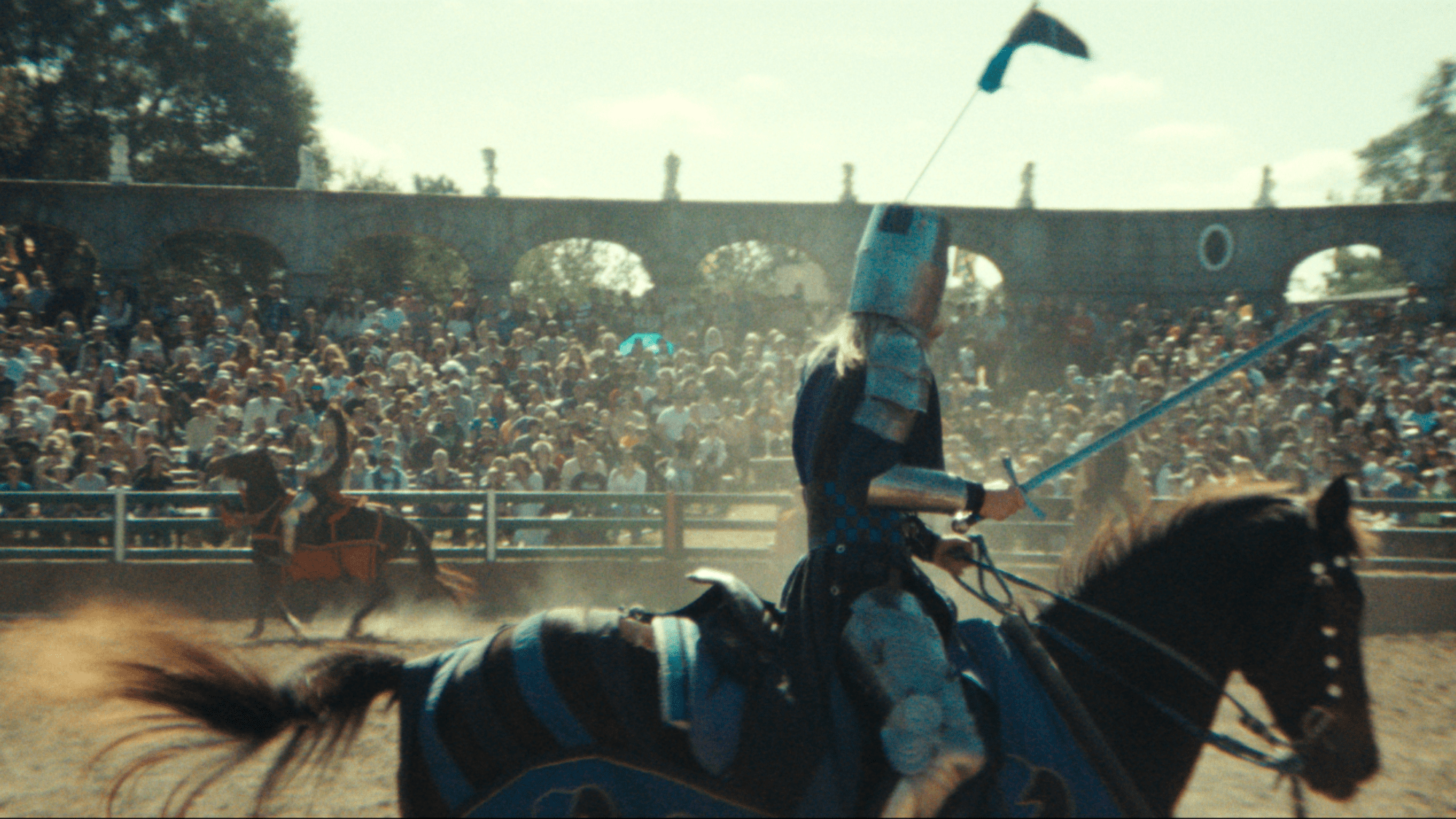 Une nuit à cheval au milieu d’une carrière extérieure bondée ;  toujours du film 