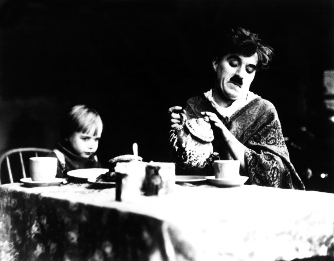 ENFANT, de gauche à droite : Jackie Coogan, Charlie Chaplin, 1921, TKD 007P, photo par : Everett Collection (44472)