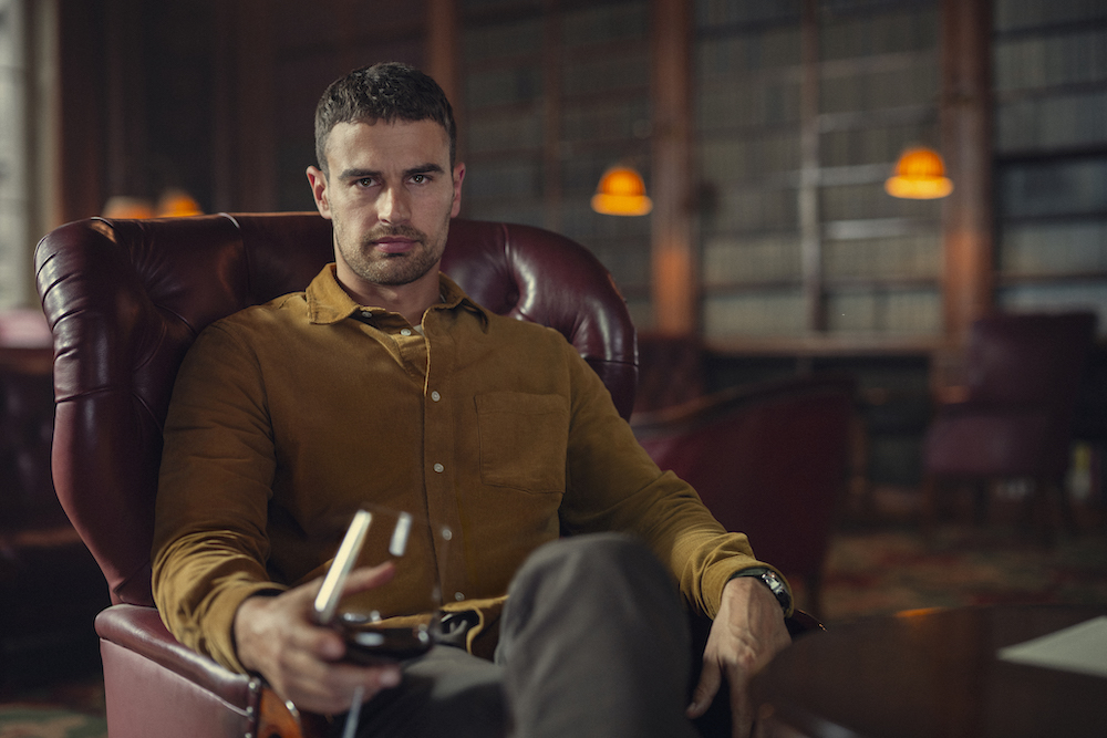 Theo James dans le rôle d'Eddie Horniman dans la série Netflix The Gentlemen