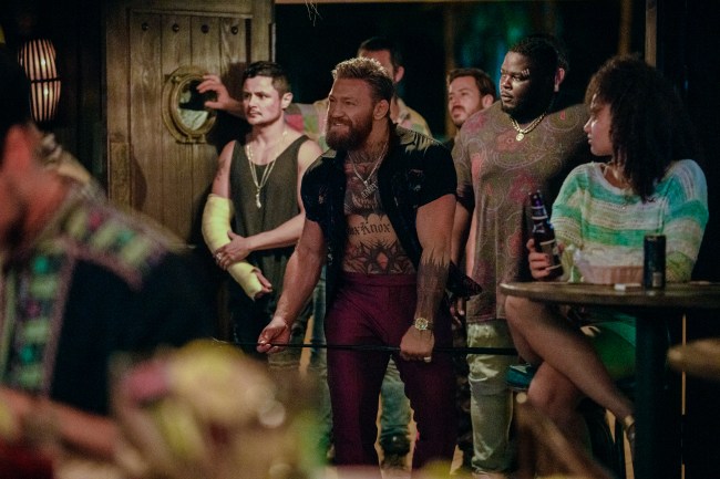 ARTURO CASTRO et CONOR MCGREGOR et CATFISH JEAN jouent dans ROAD HOUSE Photo : LAURA RADFORD © AMAZON CONTENT SERVICES LLC