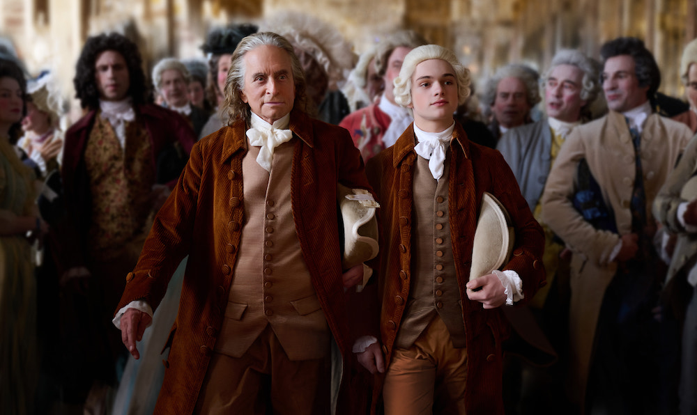 Michael Douglas dans le rôle de Benjamin Franklin et Noah Jupe dans le rôle de son petit-fils dans la série Apple TV+ 
