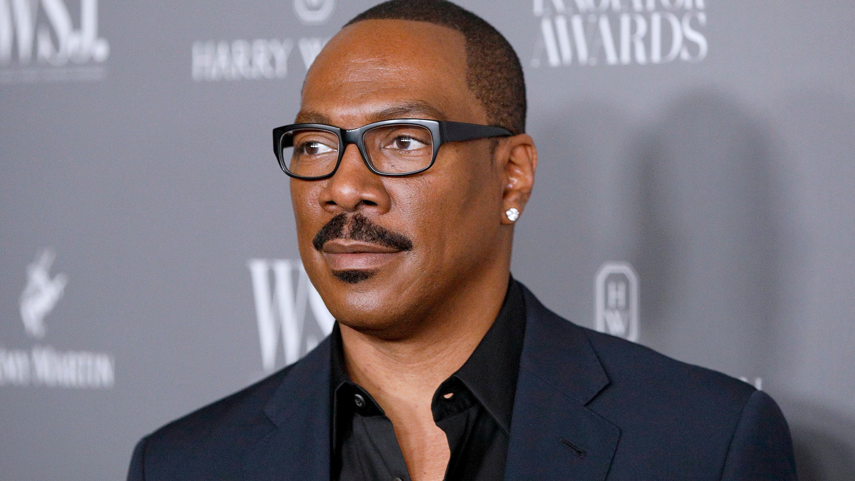 NEW YORK, NEW YORK - 06 NOVEMBRE : Eddie Murphy s'exprime sur scène lors du WSJ.  Les Innovators Awards 2019 du magazine parrainés par Harry Winston et Rémy Martin au MOMA le 6 novembre 2019 à New York.  (Photo de Lars Niki/Getty Images pour le WSJ. Magazine Innovators Awards)