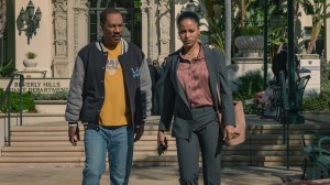 Le Flic de Beverly Hills : Axel F - (de gauche à droite) Eddie Murphy dans le rôle d'Axel Foley et Taylour Paige dans le rôle de Jane Saunders dans Le Flic de Beverly Hills : Axel F. Cr.  Melinda Sue Gordon / Netflix © 2024.