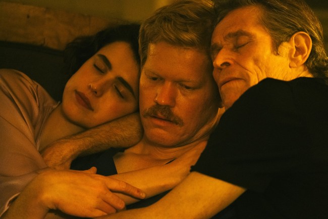 TYPES DE BONTÉ, de gauche à droite : Margaret Qualley, Jesse Plemons, Willem Dafoe, 2024. © Searchlight Pictures / Courtesy Everett Collection