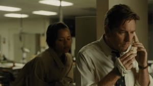 Taylor Russell et Ewan McGregor "Maman, canapé"