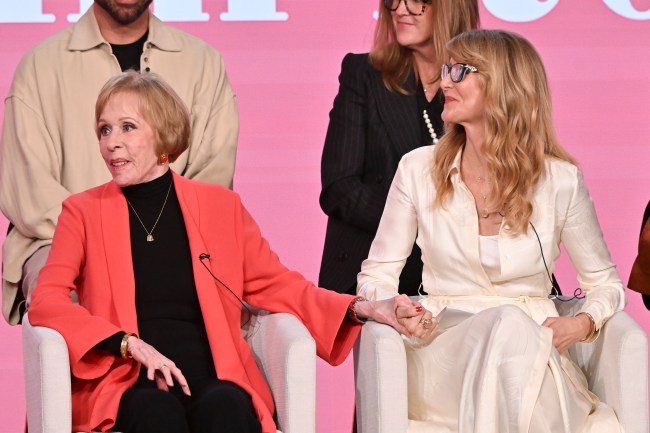 Carol Burnett et Laura Dern de Palm Royale s'expriment lors des présentations Apple TV+ lors de la tournée de presse d'hiver du TCA qui s'est tenue au Langham à The Huntington le 5 février 2024 à Pasadena, en Californie. (Photo de Michael Buckner/Variété via Getty Images)