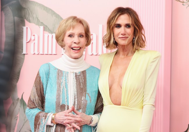 BEVERLY HILLS, CALIFORNIE - 14 MARS : (de gauche à droite) Carol Burnett et Kristen Wiig assistent à la première mondiale d'Apple TV+ "Palme Royale" au Samuel Goldwyn Theatre le 14 mars 2024 à Beverly Hills, Californie. (Photo de Rodin Eckenroth/WireImage)