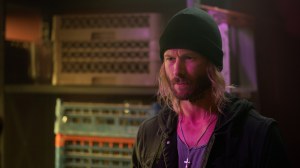 Le batteur.  Glen Powell dans le rôle de Gary Johnson dans Hit Man.  Cr.  © 2024 Brian Roedel/Netflix