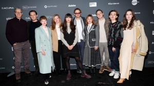 PARK CITY, UTAH - 21 JANVIER : (G-D) Kyle Secor, Lewis Pullman, Wrenn Schmidt, Kara Durrett, la réalisatrice Laurel Parmet, Jimmi Simpson, Eliza Scanlen, le producteur Kevin Rowe, Austin Abrams et Jessamine Burgum assistent à la Sundance 2023 au festival du film "Fille sansonnet" Première le 21 janvier 2023 au Library Center Theatre de Park City, Utah.  (Photo de Monica Schipper/Getty Images)