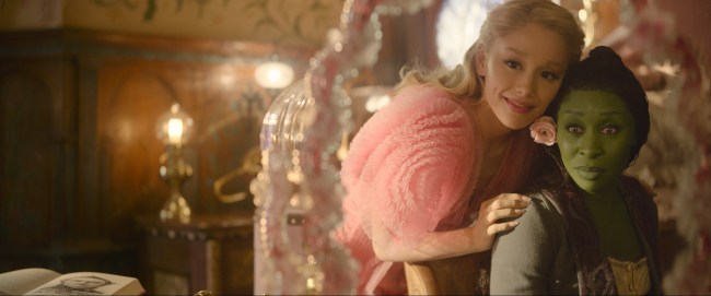 De gauche à droite : Ariana Granda dans le rôle de Glinda et Cynthia Erivo dans le rôle d'Elphaba dans WICKED, réalisé par Jon M. Chu