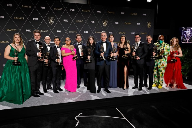 John Oliver et les gagnants du prix Écriture exceptionnelle pour une série
