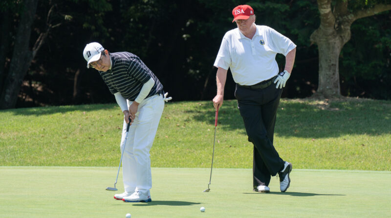 Barron Trump rejoint son pere Donald Trump pour une rare