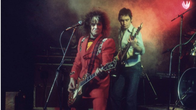 Marc Bolan joue le rôle du leader de T. Rex