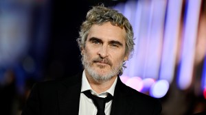 LONDRES, ANGLETERRE - 16 NOVEMBRE : Joaquin Phoenix assiste "Napoléon" Première au Royaume-Uni à l'Odeon Luxe Leicester Square le 16 novembre 2023 à Londres, Angleterre. (Photo de Gareth Cattermole/Getty Images)