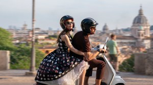 Emilie à Paris. (De gauche à droite) Lily Collins dans le rôle d'Emily, Eugenio Franceschini dans le rôle de Marcello dans Emily in Paris. Cr. Giulia Parmigiani / Netflix © 2024