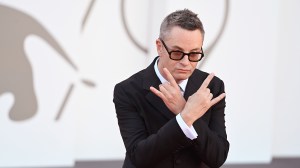 VENISE, ITALIE - SEPTEMBRE 09 : Nicolas Winding Refn, réalisateur de « Copenhagen Cowboy », assiste aux arrivées du tapis rouge Chiara au 79e Festival international du film de Venise le 9 septembre 2022 à Venise, Italie. (Photo de Kate Green/Getty Images)