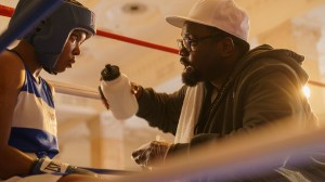 (De gauche à droite) Ryan Destiny dans le rôle de Claressa Shields et Brian Tyree dans le rôle de Henry Jason Crutchfield dans THE FIRE INSIDE de Rachel Morrison. Film Amazon MGM Studios. Crédit photo : Sabrina Lantos © 2024 Amazon Content Services LLC. Tous droits réservés.