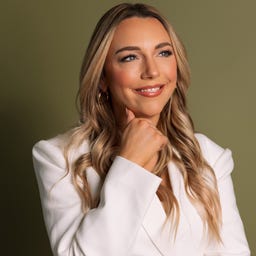 portrait d'auteur de l'écrivaine indépendante Rebecca Strong
