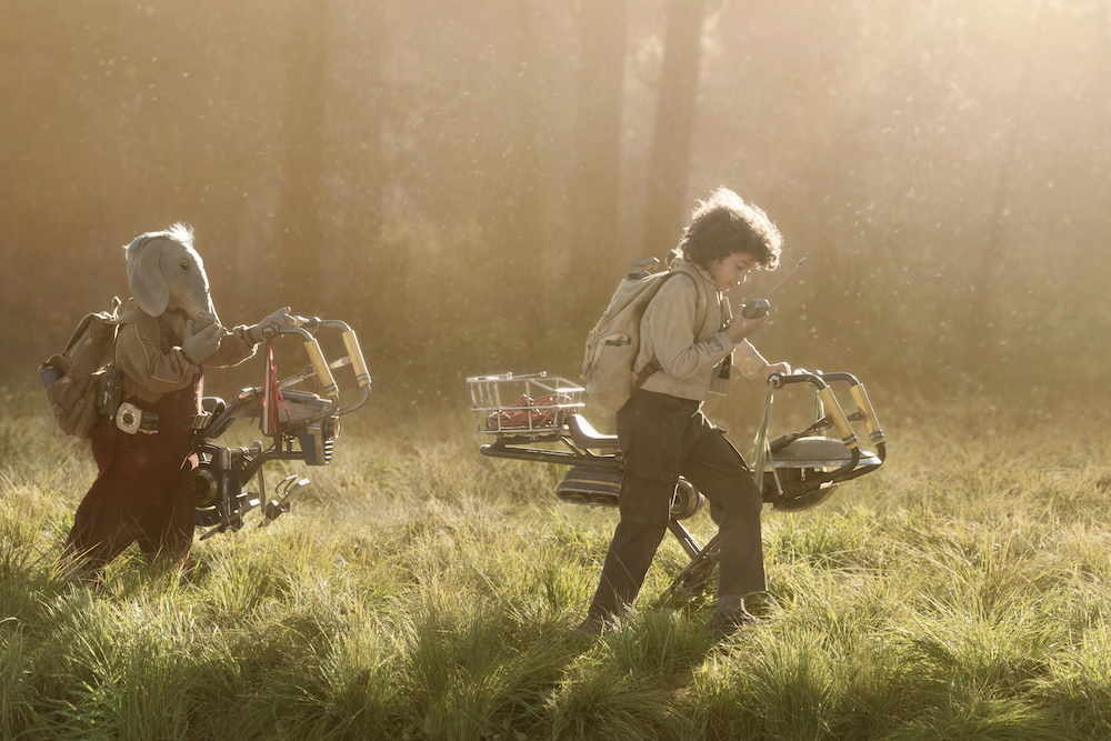 (De gauche à droite) : Neel (Robert Timothy Smith) et Wim (Ravi Cabot-Conyers) sur des vélos stationnaires dans STAR WARS : SKELETON CREW de Lucasfilm, exclusivement sur Disney+. Photo de Matt Kennedy. ©2024 Lucasfilm Ltd. & MT. Tous droits réservés.