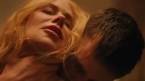 Nicole Kidman et Harris Dickinson dans le film 
