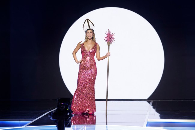 Accueillez Nikki Glaser à la 82e cérémonie annuelle des Golden Globe Awards dans une robe rose vif et un chapeau papal