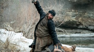 PRIMITIF AMÉRICAIN. Taylor Kitsch dans le rôle d'Isaac dans l'épisode 101 d'American Primeval. Cr. Justin Lubin / NETFLIX © 2024