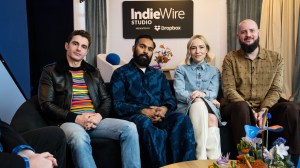 Dave Franco, Himesh Patel, Sarah Goldberg, Evan Twohy interviewant à l'Indielewire Studio 2025 Sundance, interprété par Dropbox, qui s'est tenu le 24 janvier 2025 à Utahis Park City le 24 janvier 2025 à Dropbox.