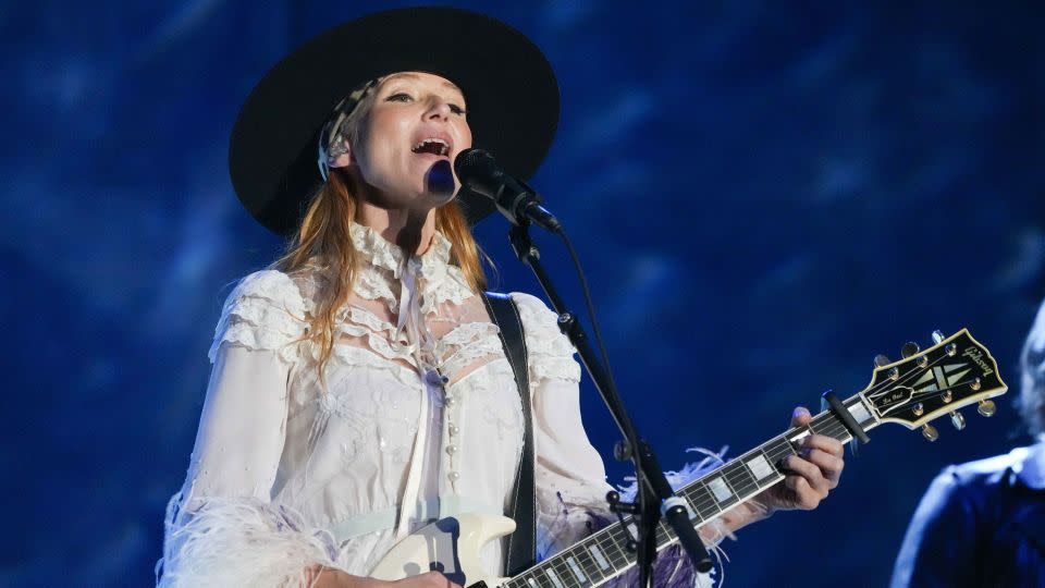 Jewel répond aux critiques qui se sont senties offensées par sa décision de se produire lors de l'inauguration 