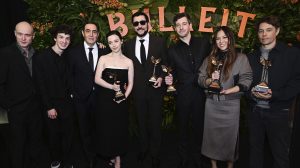 Santa Monica, Californie - 22 février: (LR) Yura Borisov, Mark Eydelshteyn, Karren Karagulian, Mikey Madison, Vache Tovmasyan, Alex Coco, Samantha Quan et Sean Baker, Winner d'Anorale Fronthys, Winbler Anorale, Winbler 2025 Film Film Film Film Film Film Film, Film Fronghy 