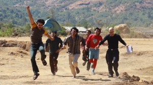 Un groupe d'hommes qui courent joyeusement dans les terres indiennes; Toujours 