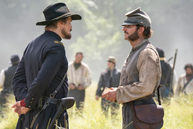 Bradley Cooper se tient sur le terrain en face du