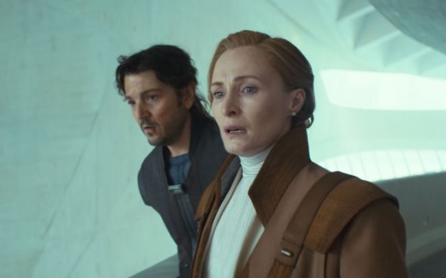 Diego Luna et Geneviève O'Reilly regardent sous le couloir du Sénat impérial 'et de la saison 2