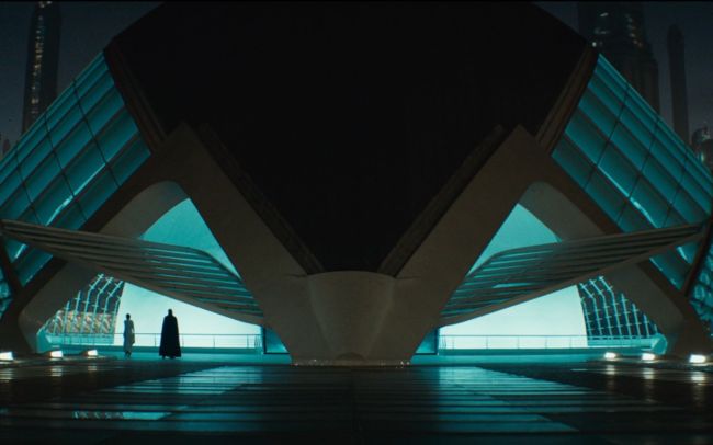 La nuit, l'extérieur du Sénat Imperial Building, `` Andor '' dans le 2e épisode, avec Mon Mothma (Geneviève O'Reilly) et Luthen Rael (Stellan Skarsgard).