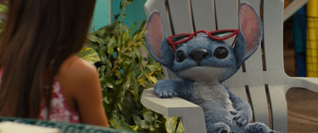 (LR) Lilo (Maia Kealoha) et Stitch Disney Live-Action Lilo & Stitch. Photo Disney poliment. © 2025 Disney Enterprises Inc. Tous droits protégés.