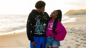 Pour toujours, la série Netflix basée sur le livre de Judy Blume, les lettres Michael Cooper Jr. Justin Edwards et Lovie Simone en tant que Keisha Clark, montrée sur cette plage avec un sourire, se gardant par hasard