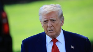 Le président Donald Trump se rend aux médias avant de répondre aux questions avant de répondre à Marine One.